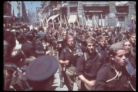  Buen corto !! pero hay una gran pega!! esos uniformes ni siquiera son españoles y esas escopetas de caza 81