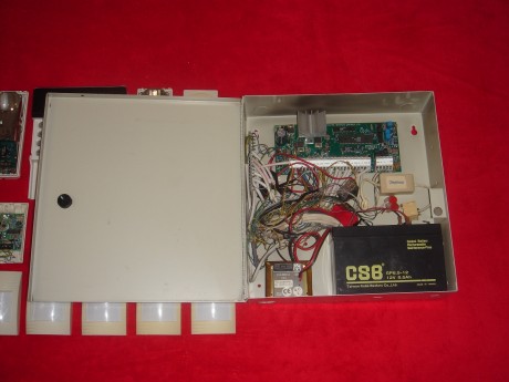 VENDIDO.............CONJUNTO de alarma completa: Central autónoma de conexión telefónica, teclado de alarma,8 02