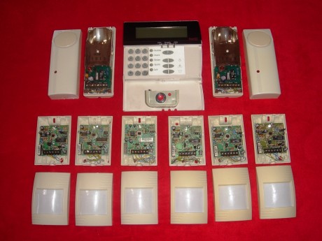 VENDIDO.............CONJUNTO de alarma completa: Central autónoma de conexión telefónica, teclado de alarma,8 01