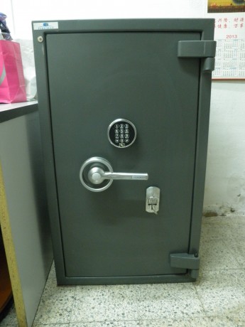 Hola, vendo armero/caja fuerte marca FERRIMAX, con certificado de homologacion grado IV, sirve perfectamente 01