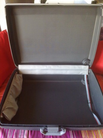 Maleta Samsonite color gris

Gran resistencia y capacidad. Con ruedas
Cierre triple (Central con bloqueo 02