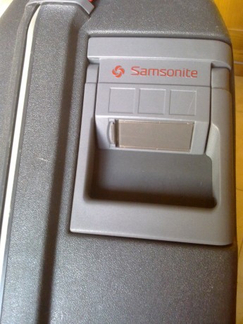 Maleta Samsonite color gris

Gran resistencia y capacidad. Con ruedas
Cierre triple (Central con bloqueo 01