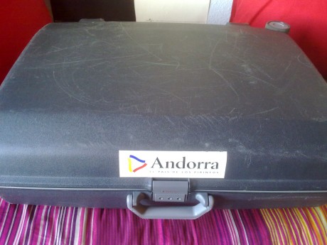 Maleta Samsonite color gris

Gran resistencia y capacidad. Con ruedas
Cierre triple (Central con bloqueo 00