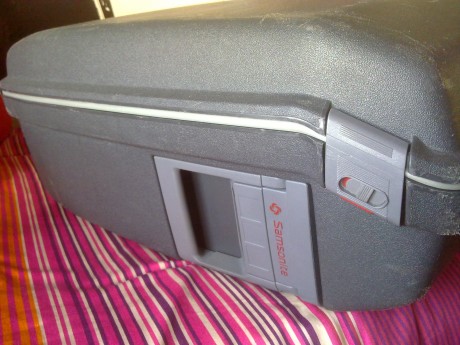 Maleta Samsonite color gris

Gran resistencia y capacidad. Con ruedas
Cierre triple (Central con bloqueo 10