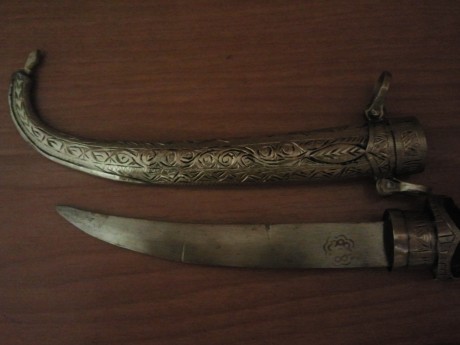 Buenas noches, pues hoy haciendo limpieza he encontrado este cuchillo.
Lo compre hace años de viaje a 00