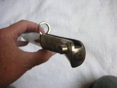 Buenas tardes.
   Encontre en un desvan esta bayoneta y no se de que arma se trata.
   No tiene marcajes 00
