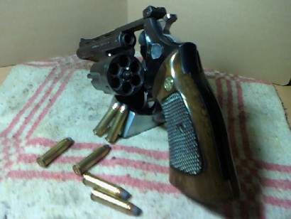 Estimados colegas del vil plomo.

 estoy en la tesitura de cambiar mi maravilloso revolver llama comanche 30