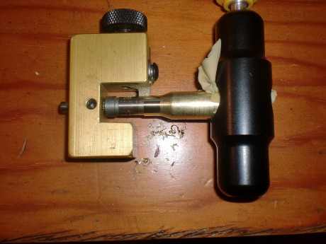Pues usando un “neck turning” tool, cual rasca un poco del latón del cuello para dejar un grosor  uniforme 00