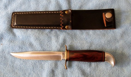 Hola,tengo este cuchillo "J.A. HELLBERG ESKILSTUNA SWEDEN"que era de mi suegro y lo quiero vender,pero 01