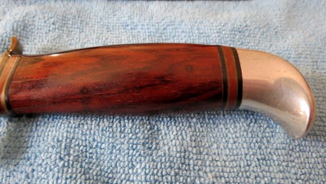 Hola,tengo este cuchillo "J.A. HELLBERG ESKILSTUNA SWEDEN"que era de mi suegro y lo quiero vender,pero 11