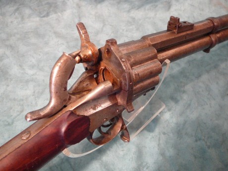 Una carabina-revólver Le Mat y un revólver, de retrocarga.
No conocía la existencia de la carabina-revólver 00