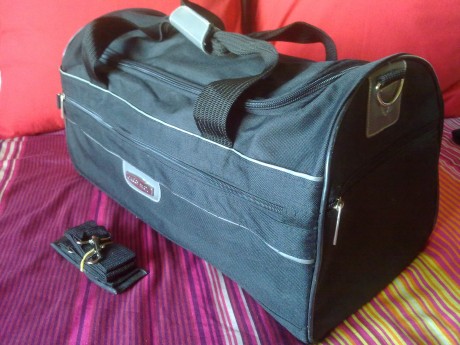 Bolso grande azul con cremalleras

Bolso de viaje azul con 4 compartimentos con cremallera, asas para 01