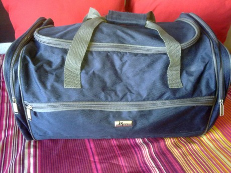 Bolso grande azul con cremalleras

Bolso de viaje azul con 4 compartimentos con cremallera, asas para 00