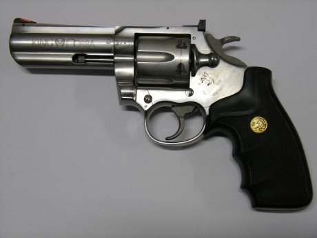 Vendo revolver Colt King Cobra, cal.375Mag. Báscula, cañón y tambor cromado. Cachas de plástico anatómicas. 02