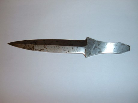 Hola ,queria con vuestra ayuda identificar este cuchillo de lanzar.Por lo que me contaron esta hecho en 01