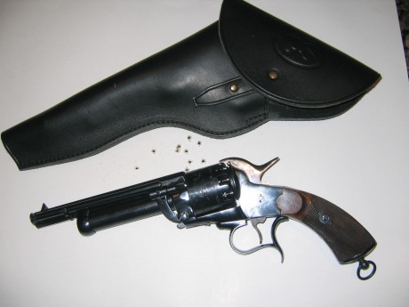 Una carabina-revólver Le Mat y un revólver, de retrocarga.
No conocía la existencia de la carabina-revólver 70