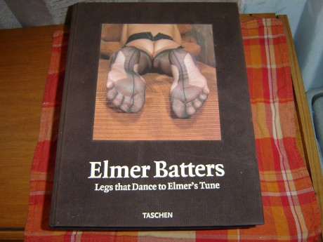 hola vendo estos tres libros , uno de fotografia erotica , otro de harley y otro de fotos harley , viejos 00
