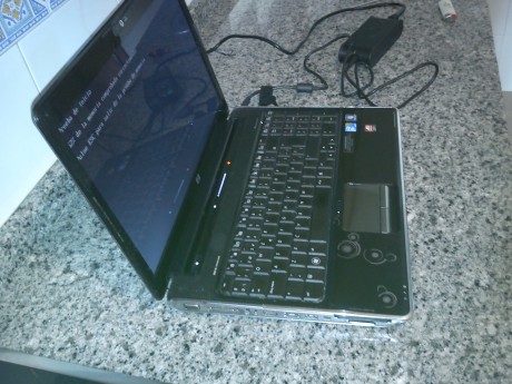 EL ORDENADOR ESTÁ CASI NUEVO , FUNCIONA PERFECTAMENTE.
 NO TIENE DISCO DURO .
BATERIA EN PERFECTO ESTADO.
300 10