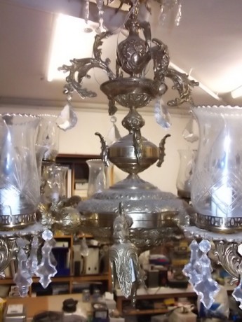 VENDO LAMPARA DE BRONCE GRANDE ALTURA 1,20 MTS Y DIAMETRO 1.30 MTS CON 4 BRAZOS CON 5 LAMPARAS CADA UNO 02