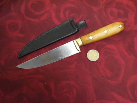 Es de "Monge" con el mango de boj y acero inoxidable. Ya no se hacen de estos, joer!. 
Los cuchillos 00