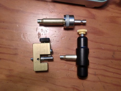 Pues usando un “neck turning” tool, cual rasca un poco del latón del cuello para dejar un grosor  uniforme 110
