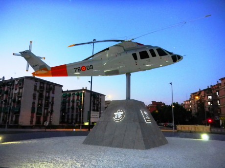 Propongo un post a ver si tiene viabilidad, se trata de poner fotos de vehiculos militares a modo de monumentos 40