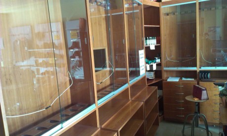 Vendo mueble armero de madera natural formado por 5 módulos y un esquinero. Hay 3 módulos de 7 armas y 01