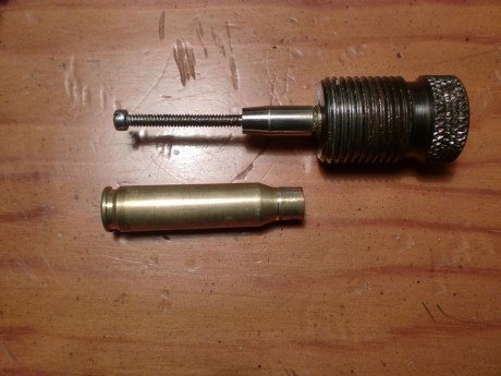 Pues usando un “neck turning” tool, cual rasca un poco del latón del cuello para dejar un grosor  uniforme 140