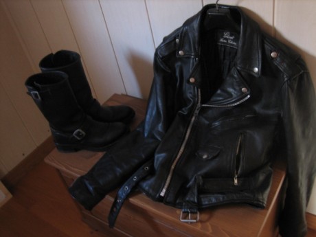 Pues eso, las botas son unas Sendra Biker y la cazadora es de cuero, estilo "perfecto" de la 00