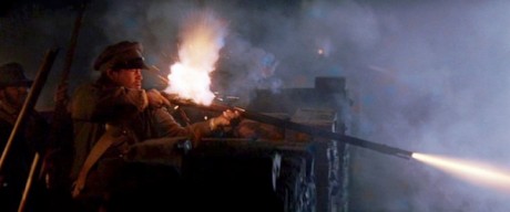 Compañeros,

En vista de las ganas de algunos (Elcafe, Wilcow, Vrakk, etc) por adivinar armas de películas 80