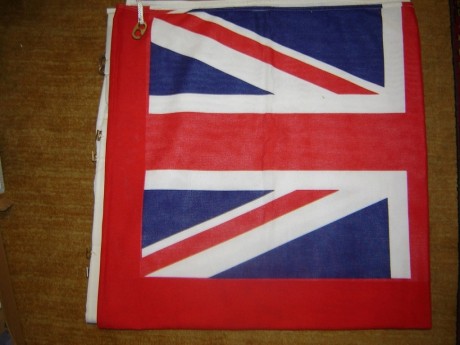 Buenos días.
  Vendo bandera reglamentaria  de la Armada británica,sin uso, absolutamente nueva,con enganches 00