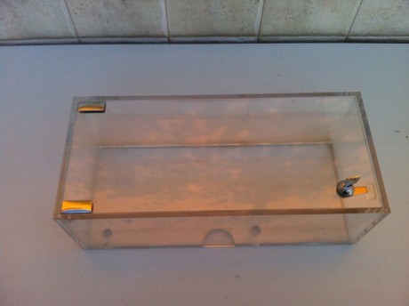 Hola a todos
vitrinas con llave, fabricadas en metacrilato de 6mm transparente
dimensiones 15cm fondo 02