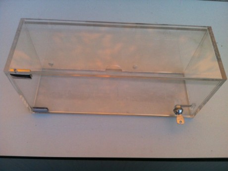 Hola a todos
vitrinas con llave, fabricadas en metacrilato de 6mm transparente
dimensiones 15cm fondo 01