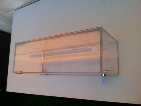 Hola a todos
vitrinas con llave, fabricadas en metacrilato de 6mm transparente
dimensiones 15cm fondo 00
