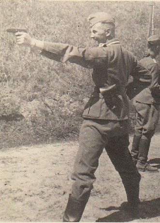 Hace unos días encontré por casualidad en una web extranjera un arma a la venta que hacía muchos años 100