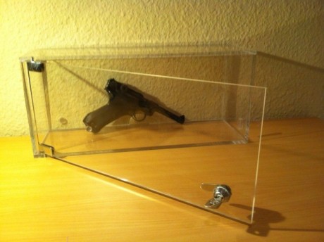 Hola a todos
vitrinas con llave, fabricadas en metacrilato de 6mm transparente
dimensiones 15cm fondo 71