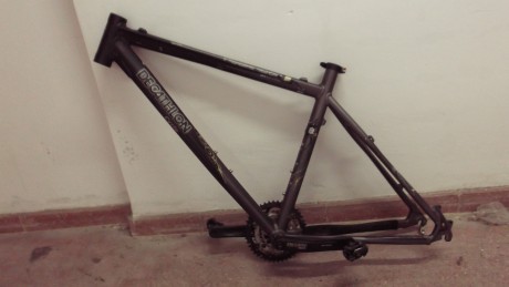 Vendo este cuadro de bicicleta MTB marca Rockrider 8.1 prácticamente nuevo, junto al cuadro incorporo 02
