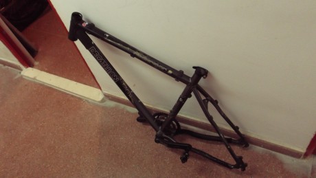 Vendo este cuadro de bicicleta MTB marca Rockrider 8.1 prácticamente nuevo, junto al cuadro incorporo 01