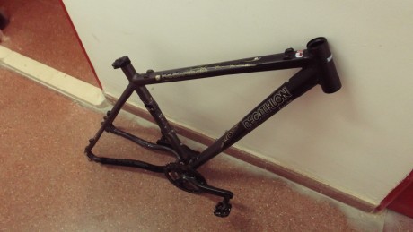Vendo este cuadro de bicicleta MTB marca Rockrider 8.1 prácticamente nuevo, junto al cuadro incorporo 00