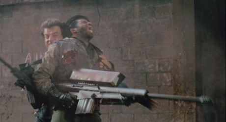 Compañeros,

En vista de las ganas de algunos (Elcafe, Wilcow, Vrakk, etc) por adivinar armas de películas 100