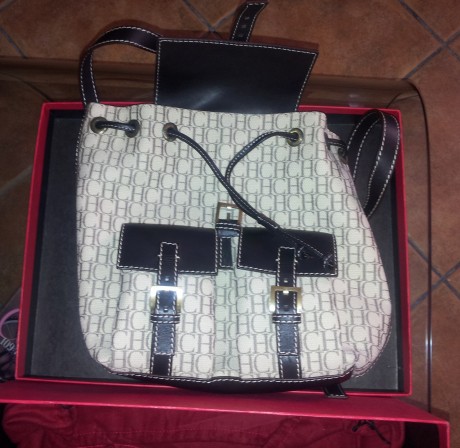 Mochila Carolina Herrera. Practicamente a estrenar, usada una sola vez. Costo casi 600 en el Corte Ingles. 02