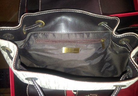 Mochila Carolina Herrera. Practicamente a estrenar, usada una sola vez. Costo casi 600 en el Corte Ingles. 01