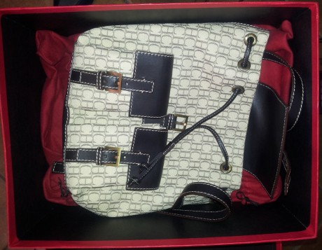 Mochila Carolina Herrera. Practicamente a estrenar, usada una sola vez. Costo casi 600 en el Corte Ingles. 00