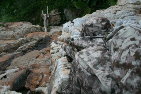 El otro día me quedé *pasmao* viendo la foto de un tipo que estaba totalmente camuflado en las rocas, 20