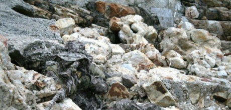 El otro día me quedé *pasmao* viendo la foto de un tipo que estaba totalmente camuflado en las rocas, 120