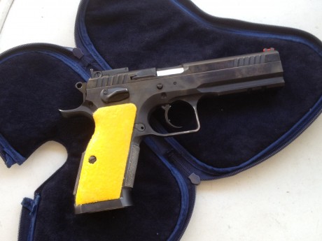 Esta es una Tanfoglio Stock III. Las cachas de madera originales han sido pintadas de color.
La pregunta 00