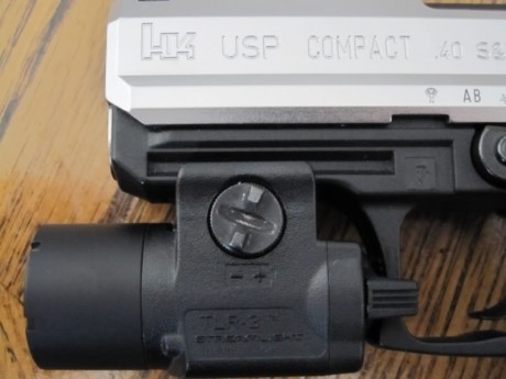Buenas,

Alguien sabe de algun modulo de linterna acoplable a la HK USP Compact y su  maldito  carril 40