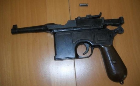 Buenas, me han ofrecido una Mauser C96 de fogueo, dicen que del 6,35 y de la marca MGC. No he visto. Nada 02