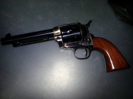 Por fin despues de esperar bastante tiempo ,ya pude recoger mi Uberti Cal. 45 colt....Ahora solo queda 00