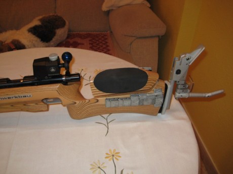 Hola, vendo carabina 22 LR Feinwerkbau 2700 Universal  culata de madera. 1100 euros más portes.La carabina 01